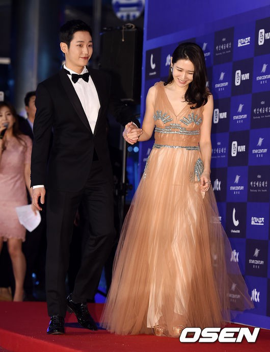 Thảm đỏ Baeksang 2018: Ngập tràn mỹ nhân, Chị Đẹp Son Ye Jin tình tứ nắm tay trai trẻ